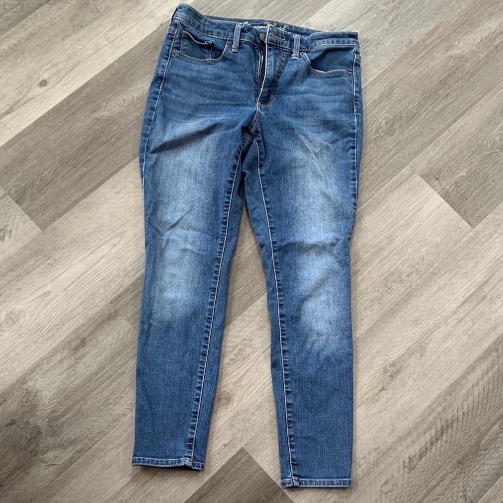Universal Thread Women's Faded Blue Skinny Jeans